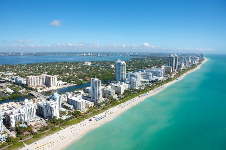 Vue aérienne de Miami Beach, avec ses plages de sable blanc et ses eaux turquoise scintillantes.