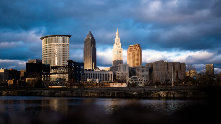 Le skyline de Cleveland, Ohio, avec la ville se reflétant dans l'eau.
