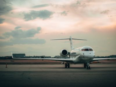 Un jet privé sur le tarmac au coucher du soleil.