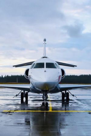 Un jet intermédaire sur une piste mouillée.
